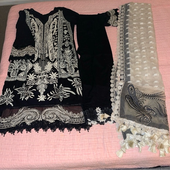 Pakistani Designer Sana Safinaz Black and beige Embroidered Outfit - Picture 11 of 15